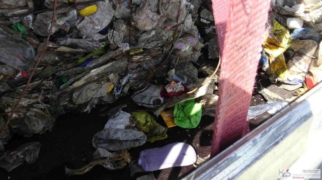 Blisko 180 ton nielegalnych odpadów zatrzymali  funkcjonariusze Lubuskiego Urzędu Celno-Skarbowego, którzy przez cały wrzesień prowadzili wzmożone kontrole transportów z odpadami.Nielegalne śmieci najczęściej trafiają do puszczonych budynków dawnych PGR-ów lub leśnych zakamarków.Wzmożone kontrole transportów z odpadami wykazały, że nadal nie brakuje nieuczciwych „przedsiębiorców”, którzy chcą zarobić na nielegalnym sprowadzaniu odpadów do Polski. - Funkcjonariusze Lubuskiego Urzędu  Celno-Skarbowego prowadzili przez miesiąc na drogach naszego województwa szczególnie intensywne kontrole ukierunkowane na przywóz  odpadów. W ich wyniku zakwestionowano aż 10 transportów, które nie spełniały wymagań dla tego szczególnego towaru, jakim są odpady - relacjonuje Beata Downar-Zapolska z Izby Administracji Skarbowej w Zielonej Górze.W przedstawianych dokumentach najczęściej jest deklaracją przewoźnika o transporcie np. paliwa alternatywnego lub przerobionego drewna. Tymczasem szczegółowe kontrole i analizy prowadzone we współpracy z Wojewódzkim Inspektorem Ochrony Środowiska pokazują, że do odpadów drewnopochodnych domieszano drobno zmieloną gumę i plastik albo zmieszane śmieci komunalne.- Trzeba tu wyjaśnić, że nielegalne odpady najczęściej trafiają w odludne miejsca (opuszczone budynki dawnych PGR-ów lub leśne zakamarki) i tam będą w najlepszym przypadku leżeć dziesiątki lat, zatruwać lokalną glebę i wodę - zaznacza Beata Downar-Zapolska.Nielegalne działania wymierzone w bezpieczeństwo naturalnego środowiska są zagrożone nie tylko karami w wys. Od 50 do 300 tysięcy, ale także karą pozbawienia wolności do 5 lat i kosztami utylizacji odpadów.Polecamy wideo: Polska śmietnikiem Europy