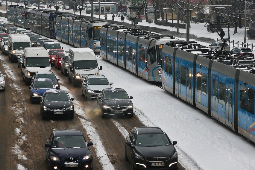 Zima we Wrocławiu. Ruch na drogach, komunikacja miejska, informacje na bieżąco (9.02.2021)