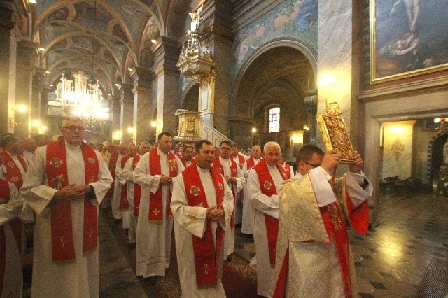 Uroczysta msza święta w kieleckiej katedrze zapoczątkowała rekolekcje księży kapelanów Państwowej Straży Pożarnej, które w tym roku odbywają się w województwie świętokrzyskim.