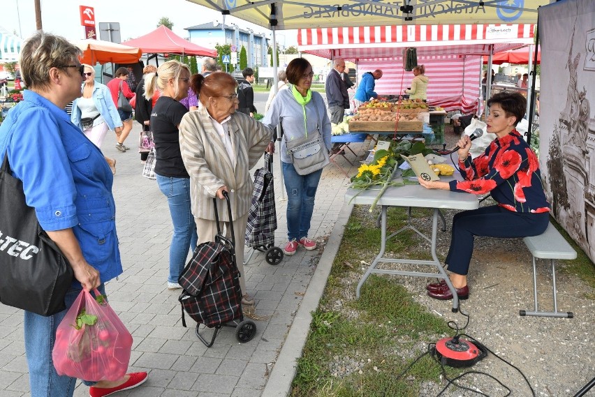 Tarnobrzeg. Kupowali i czytali. "Katarynka" rozbrzmiewała na miejskim targowisku 