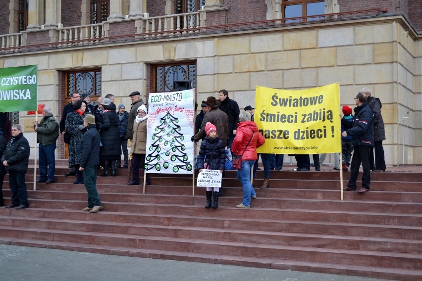 Dąbrowa Górnicza: ekologiczny protest przed Pałacem Kultury Zagłębia [WIDEO, ZDJĘCIA]