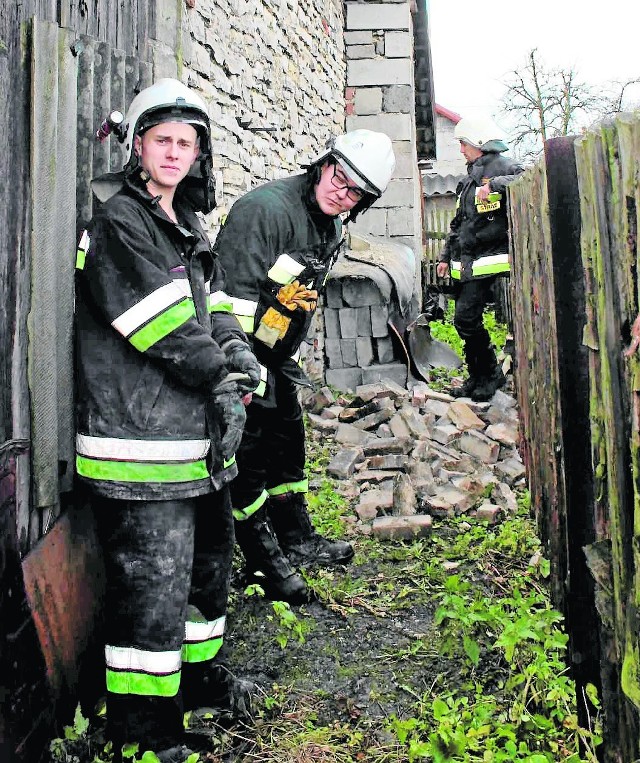 Dla budynków, szczególnie tych starych, wstrząsy mogą być niebezpieczne. Na zdj. zawalony fragment ściany domu w Żarkach