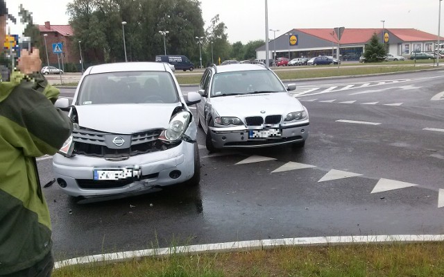 Wypadek, do którego doszło na skrzyżowaniu ul. Śniadeckich i Langego w Koszalinie.