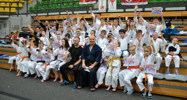 Trenerzy i zawodnicy Kluczborskiego Klubu Karate Tradycyjnego z pucharami , dyplomami i medalami.