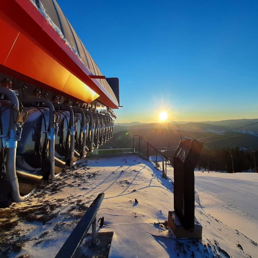 Jaworzyna Krynicka zachwyca o każdej porze roku. Tam ciągle jest zima. Można jeździć na nartach i podziwiać bajeczne widoki na Tatry