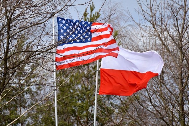 Do Opola, z amerykańskiej bazy w Baumholder w Niemczech, przyjechali żołnierze pod dowództwem kapitana Alexa Brubakera. Grupa, licząca ponad 170 żołnierzy, rozpoczęła 22 lutego ćwiczenie poligonowe z logistykami z Opola. Żołnierze kompanii transportu wody 1. batalionu logistycznego wspierani pojazdami HMMWV z 51st Transportation Company przejechali w konwoju. Musieli uważać na improwizowane ładunki wybuchowe (IED), usuwać pojazdy blokujące drogę oraz odpowiednio postępować z ludnością cywilną obserwującą poruszający się konwój.Ćwiczenia zakończą się w środę, 24 lutego.