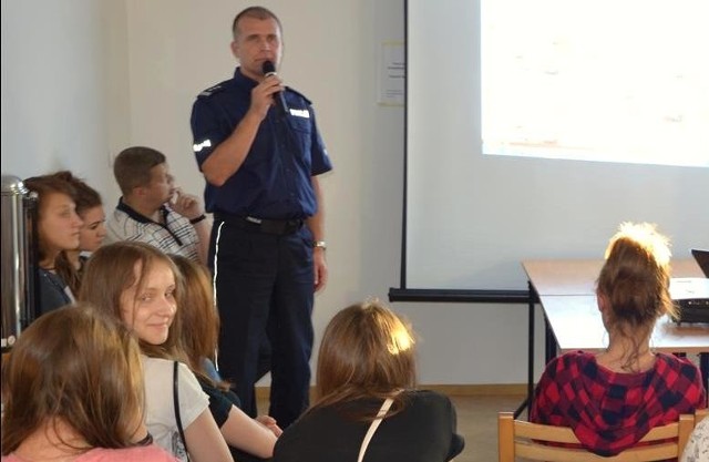 Szkolenie dla młodych wolontariuszy w Kazimierzy Wielkiej prowadził komendant powiatowy policji inspektor Jakub Kosiń.