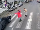 Prawie rozjechał dwie dziewczynki na przejściu dla pieszych! Szokujące wideo z autobusu. FILM