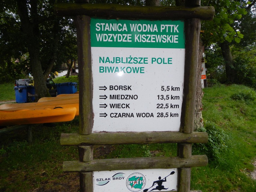 Znak informacyjny na terenie Stanicy Wodnej Wdzydze...