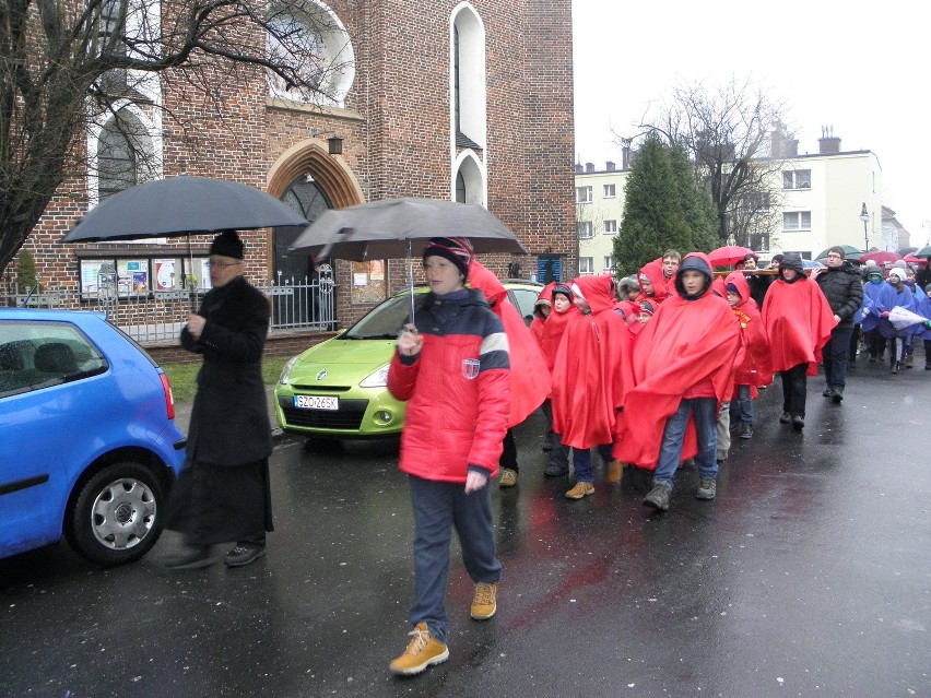 Krzyż ŚDM w Żorach: Adoracja i procesja [ZDJĘCIA]