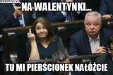 Środkowy palec posłanki Lichockiej z PiS - memy, śmieszne obrazki