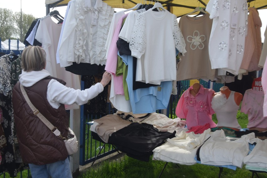 Targ w Wierzbicy w niedzielę 14 kwietnia. Kupujący przebierali w ubraniach: koszule, bielizna i wiele innych. Zobaczcie zdjęcia