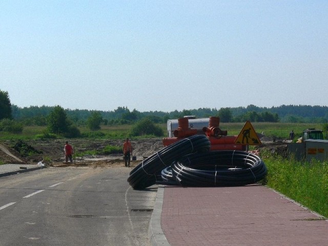 Za nowopowstałym rondem w podtarnobrzeskim Zakrzowie budowana jest sieć wodociągowa, kanalizacja sanitarna i deszczowa oraz sieć energetyczna wraz ze stacją transformatorową.