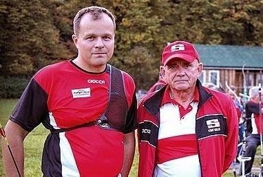 Ireneusz Kapusta z trenerem Ryszardem Olejnikiem, który ma udział w sukcesach staszowskiego łucznika. 