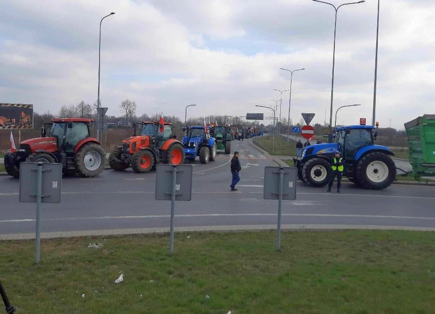 Trwa wielki protest rolników w Radomiu. Zablokowane są...