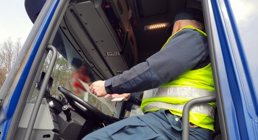 Rosyjską i białoruską ciężarówkę skierowano na parking...