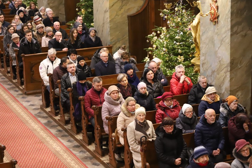 Msza święta w intencji wolontariuszy i pracowników Caritas w Bazylice Katedralnej w Kielcach. Przewodniczył jej biskup Jan Piotrowski