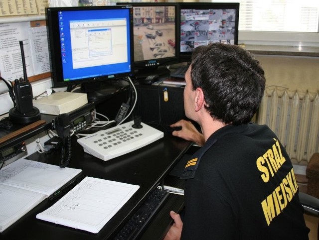 Oficer pełniący służbę dyżurną ma możliwość ciągłego monitorowania poczty elektronicznej.