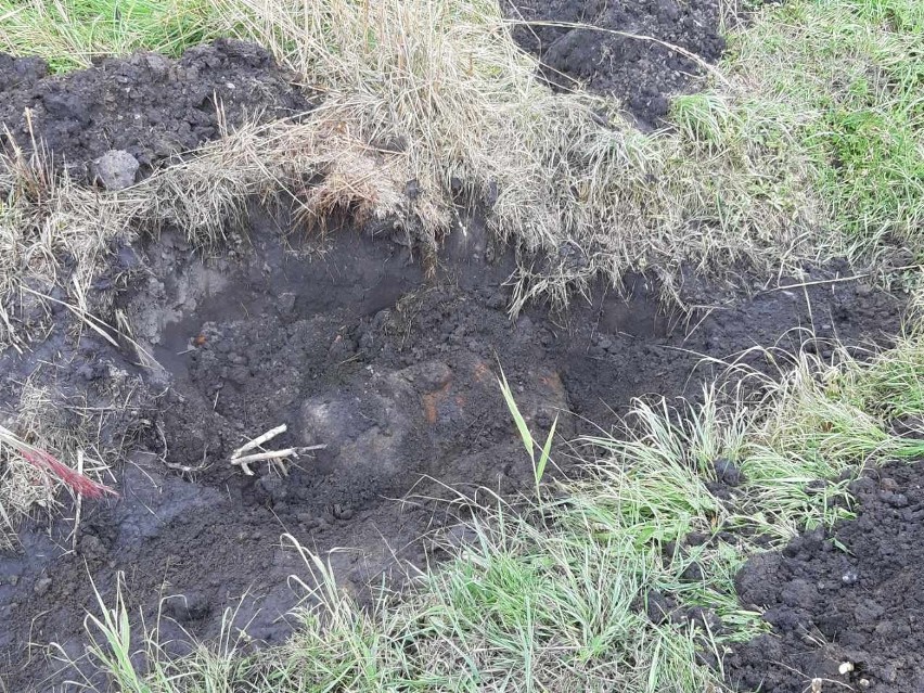 Teren jest otoczony przez jednostki policji i strażaków