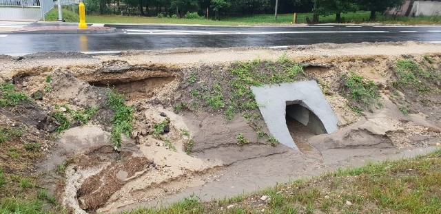 Tak wygląda teren wzdłuż nowej, południowo-wschodniej obwodnicy Jędrzejowa po niedzielnej ulewie.