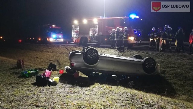 Kilka minut po północy w piątek, 1 marca na trasie S5 w kierunku Bydgoszczy doszło do dachowania samochodu. Jak się okazało, 36-letni kierowca bmw jechał pod wpływem alkoholu.Przejdź do kolejnego zdjęcia --->