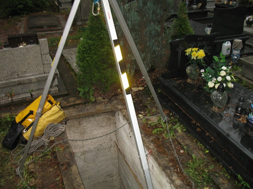 Mężczyzna wpadł do grobu na cmentarzu przy Lipowej