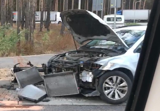 Do zderzenia doszło w czwartek, 10 października, na Trasie Północnej przy wjeździe na stację benzynową. Zderzyły się dwa volkswageny w wyniku czego na pasach w kierunku ronda Rady Europy pojawiły się utrudnienia w ruchu. Na miejsce została wezwana zielonogórska drogówka. oraz pomoc drogowa.Zobacz również: Wypadek na drodze między Nowogrodem Bobrzańskim a Zieloną Górą: