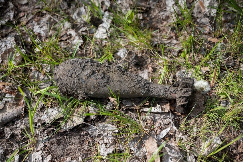 Ciechanowiec. Podczas pogłębiania stawu odkryli 24 niewybuchy (zdjęcia)