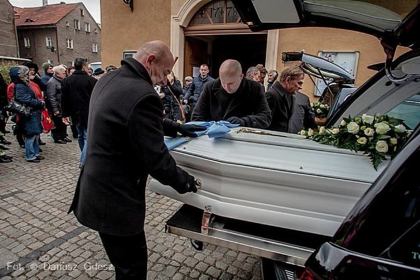 Pogrzeb ofiar katastrofy w Świebodzicach. Tłumy w kościele [ZDJĘCIA]