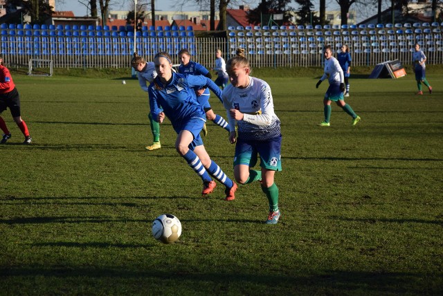 W środę (29 listopada) drugoligowy TKKF Stilon przegrał z ekstraligową Olimpią Szczecin 0:5 i został wyeliminowany w 1/8 z Pucharu Polski. Porażka zasłużona, może trochę za wysoka, ale nie trzeba się jej wstydzić. Przy 0:2 Paulina Kłosińska nie wykorzystała rzutu karnego. Poza tym Kłosińska miała do tego dwie sytuacje sam na sam, dwa razy też bardzo groźnie uderzała z rzutów wolnych Beata Walczyk. Zobacz, jak wyglądał ten mecz w naszym obiektywie. TKKF Stilon Gorzów - Olimpia Szczecin 0:5 (0:2).Bramki: Hryb, Czarnik (samobójcza), Niewolna, Sudyk, Szymaszek.TKKF Stilon Gorzów: Okulewicz - Fortuna, Janiszewska, Sokołowska, Czarnik - Tomczyk, Szydełko, Walczyk, Karaczyn - Górka (Łowicka) - Kłosińska (Bober).Olimpia: Pastusiak - Szymaszek, Michalczyk, Szwed, Oleszkiewicz, Niewolna (Brodzik), Szymańska (Trzcińska), Janik, Bińkowska (Grosicka), Hryb (Sudyk), Ratajczyk.OBEJRZYJ TEŻ Dakota Hughes: Uważam, że to bardzo istotne, żeby pokazać, że kobieta może robić wszystko to, co mężczyzna