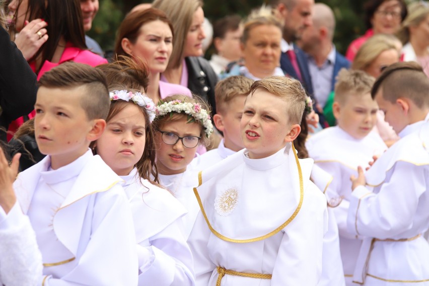 W parafii św. Antoniego na Wrzosach dzieci przystąpiły do Pierwszej Komunii Świętej ZDJĘCIA