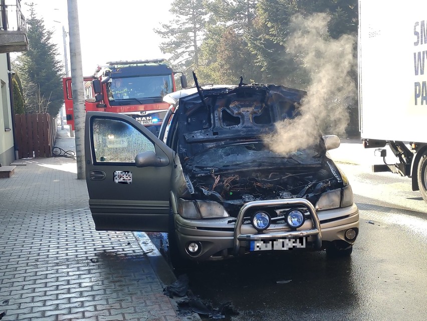 Czarny Dunajec. Taksówka stanęła w ogniu. Samochód został poważnie uszkodzony przez ogień 