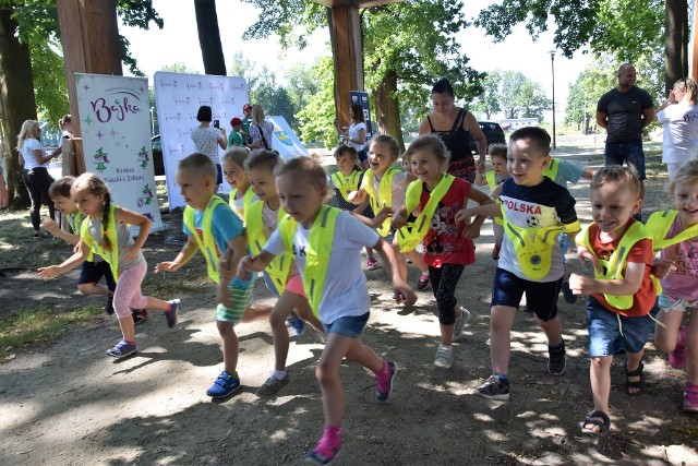 BajkaRun 2019 w Opolu. Na imprezie oprócz biegów dla dzieci przedszkolnych w różnym wieku na przedszkolaków w Parku Nadodrzańskim czekał szereg atrakcji.