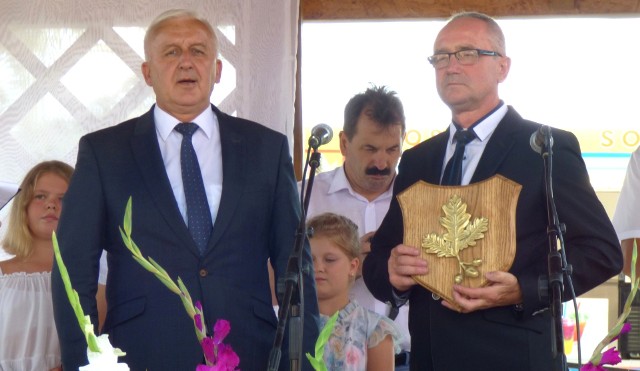 Sołtys Widuchowej Tadeusz Grochowina (z prawej) otrzymał herb z rąk Waldemara Sikory, burmistrza Buska-Zdroju.