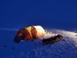 Marcin Gienieczko już w szpitalu. Podróżnik miał kłopoty podczas śnieżycy na Svalbardzie. Na pomoc ruszyli mu ratownicy NA ŻYWO