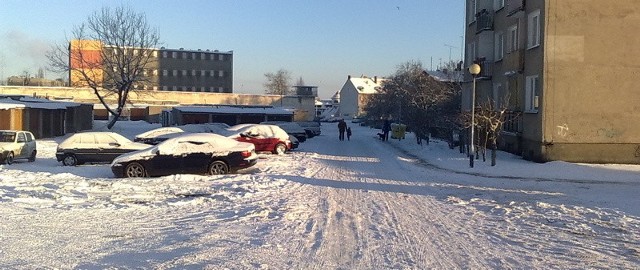 Na drogach osiedlowych w Zielonej Górze leży śnieg.