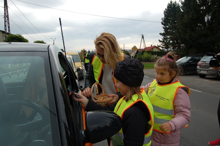 Dzieci wspólnie z policją organizują akcje na drodze, aby...