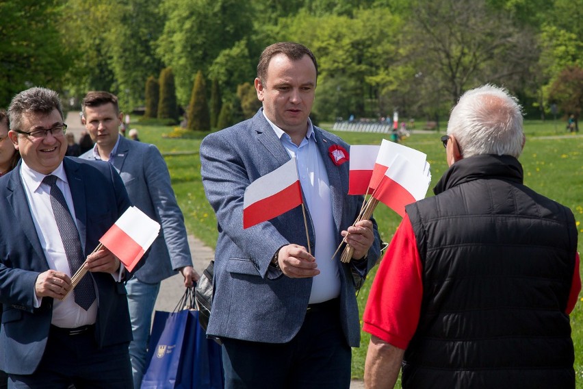 Dzień Flagi w Parku Śląskim. Marszałek rozdawał biało-czerwone flagi ZDJĘCIA