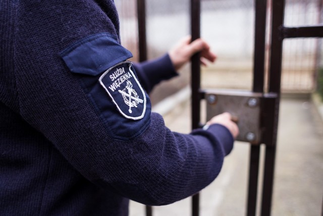 Osadzony nie wrócił do Aresztu Śledczego w Suwałkach. Po balkonach ścigali go funkcjonariusze Służby Więziennej i policja