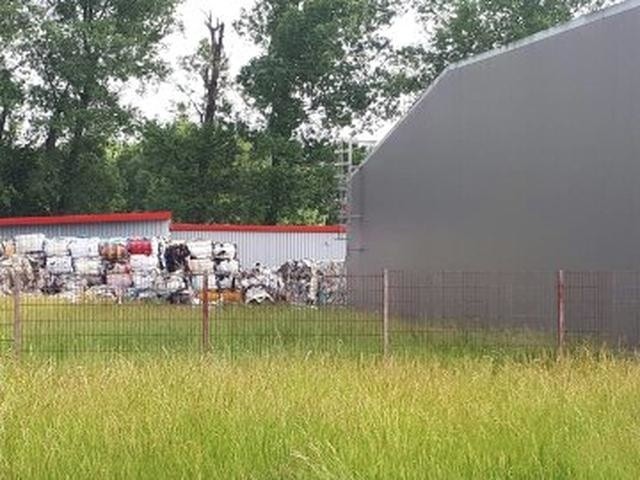 Groźne odpady nad Rudawą w Zabierzowie. Mieszkańcy obawiają się podpalenia [ZDJĘCIA]