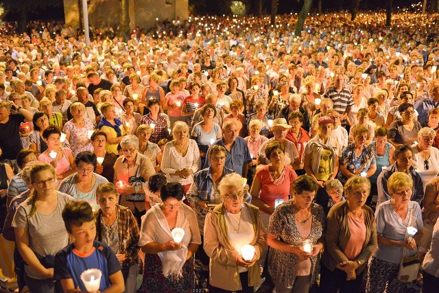 Procesja ze świecami i towarzyszące jej nabożeństwo w grocie gromadzi co roku tłumy pielgrzymów.