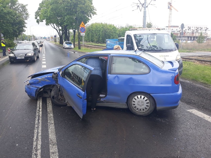 Wypadek na Kosmonautów. Dwie osoby w szpitalu (ZDJĘCIA)