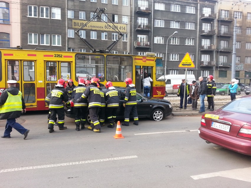 Wypadek na Kościuszki. Kierowca audi uderzył w tramwaj [ZDJĘCIA]