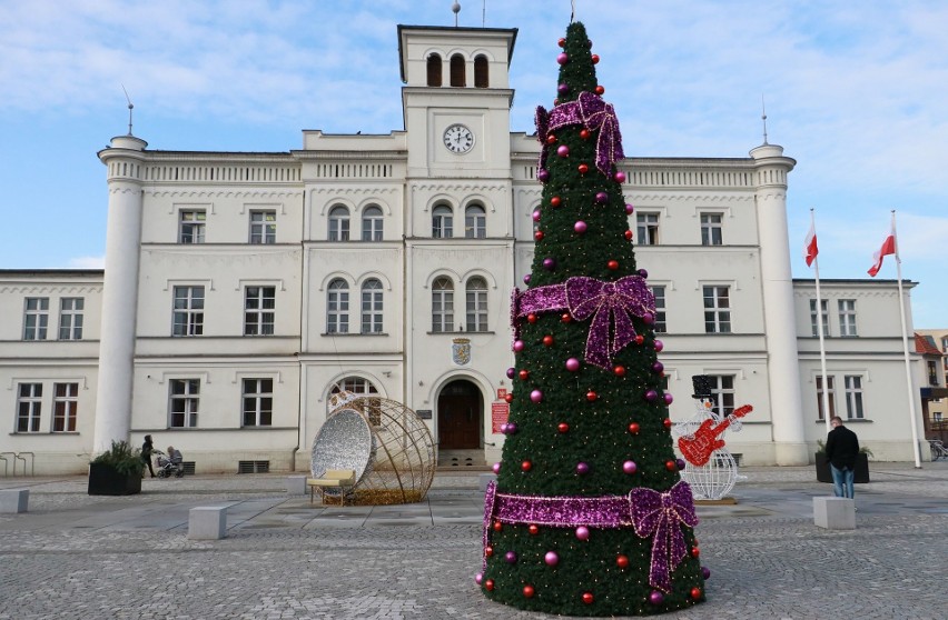 Zobacz świąteczne ozdoby na rynku w Skwierzynie i murale na...