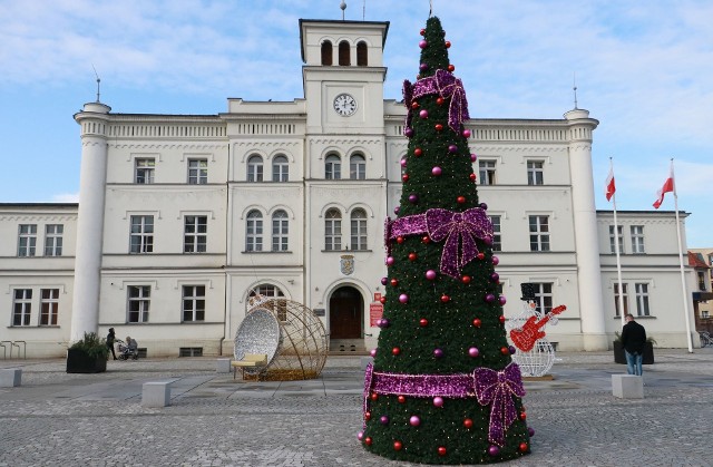 Zobacz świąteczne ozdoby na rynku w Skwierzynie i murale na pobliskich blokach.
