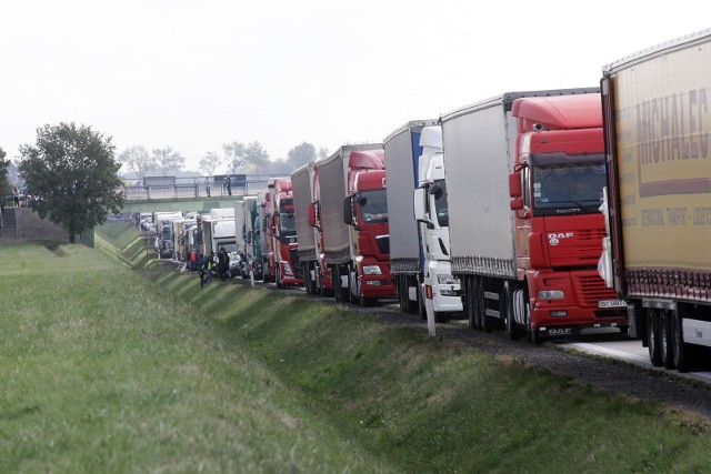 Duże utrudnienia na A2. Kierowcy jadący w kierunku Poznania muszą uzbroić się w cierpliwość. Wszystko przez kolizję dwóch ciężarówek.AKTUALIZACJA: Po godz. 13, utrudnienie zostało zakończone.CZYTAJ DALEJ NA NASTĘPNYM SLAJDZIE