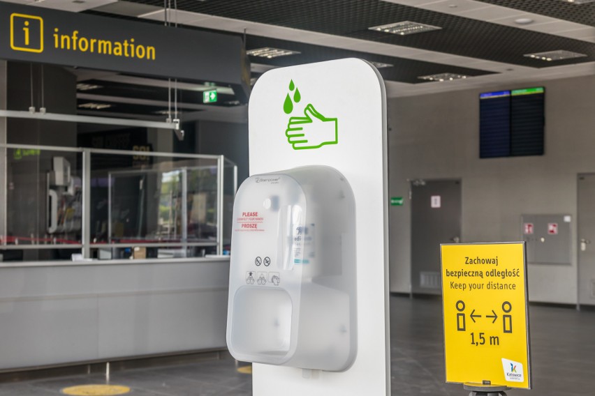 Lotnisko w Pyrzowicach gotowe do wznowienia lotów. Pomiar temperatury, dystans między pasażerami, zakaz wejścia do terminali: nowe zasady 
