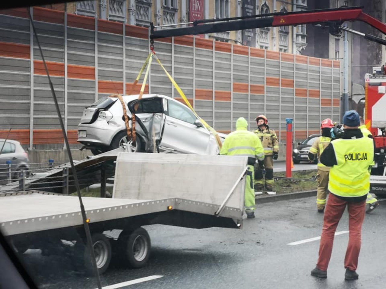 Wypadek w Chorzowie. Kierowca BMW staranował barierki i