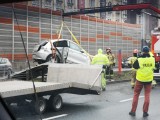 Wypadek w Chorzowie. Kierowca BMW staranował barierki i latarnię na estakadzie. Trasa DK79 zakorkowana od Bytomia