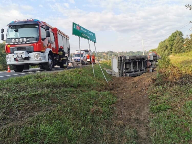 DK 75. Wypadek w Witowicach. Ciężarówka przewróciła się na bok